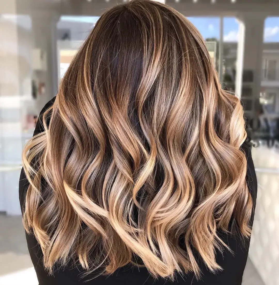 Cheveux bruns avec des mèches blondes, salon Toujours Belle